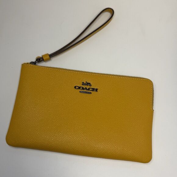 Coach Corner Zip Pebbled Leather Wristlet In Mustard Yellow New - Picture 1 of 8